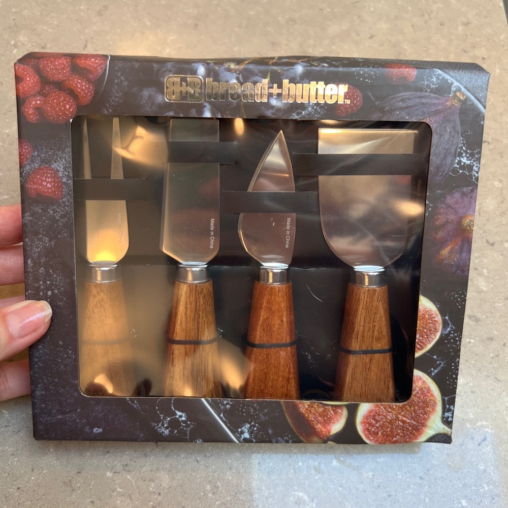 NWT 4 piece Cheese Knife Set with Wooden Handles - perfect to use or gift! 🎁
